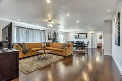 Image de Bienvenue! Grand endroit / prix bas! * Peut accueillir 26 invités! * 4200 pieds carrés * 6 salles de bains