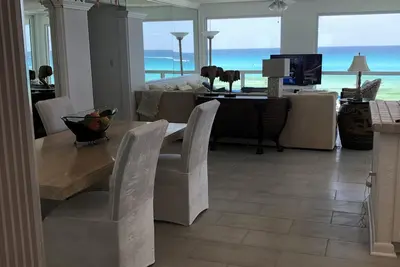 Image de Shoreline Towers 1031 Beachfront Le Plus Proche, A + Vues et sons, murs de Windows!