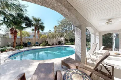 Image de Cinq chambres avec piscine à quelques pas de l'une des plus belles plages de Saint Simons Isl