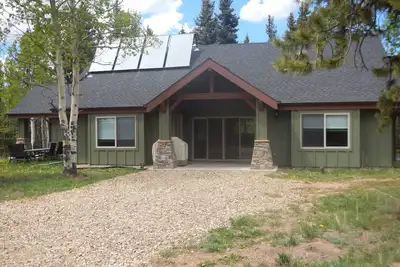 Image de Modern Home Isolée dans les montagnes avec une vue imprenable