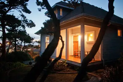 Image de Maison historique au coeur de Nye Beach avec vue sur l'océan et bain à remous extérieur privé