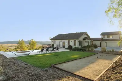 Image de Maison spacieuse avec vue magnifique et nouvelle piscine à débordement / bain à remous! !