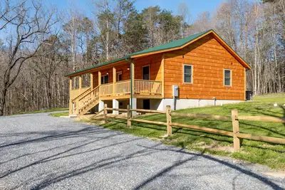 Image de Brand New Cabin, Romantique, Privé, Adjacent à George Washington National Forest