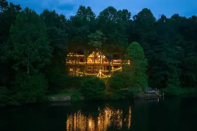 Image de Grand Elegant Rustic Lodge sur un lac privé immaculé!