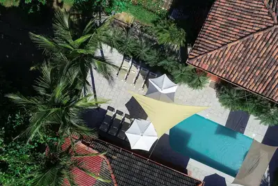 Image de Vues exquises depuis le pont! Profitez de votre rassemblement dans cette spacieuse villa avec piscine!