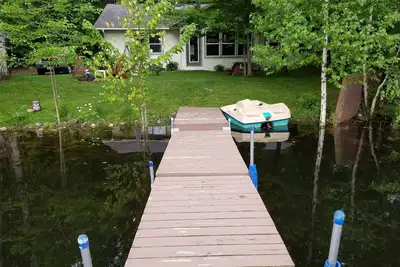 Image de Lake House situé dans une paisible baie tranquille sur Long Lake