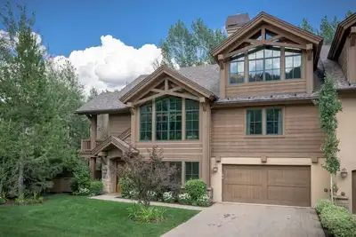 Image de Chaud, Designer félicitant de Mountain Home et sophistication, facilité et le confort.