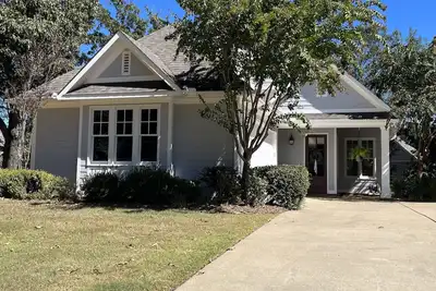 Image de 3 Bed/2 Bath 3 Miles From Square