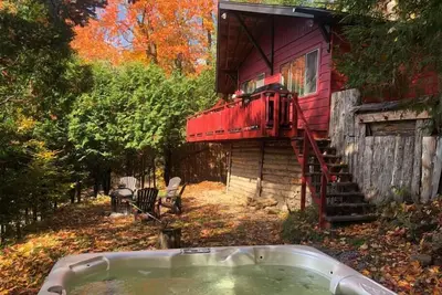 Image de Cozy Kabin + Hot Tub & Firepit