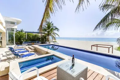 Image de Villa de rêve sur l'océan avec piscine privée, jacuzzi, chef, 4 maîtres Br, près de Playa!