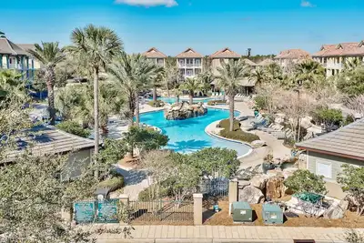 Image de Location de vacances de luxe. Marchez jusqu'à la plage, les restaurants et les zones commerçantes!