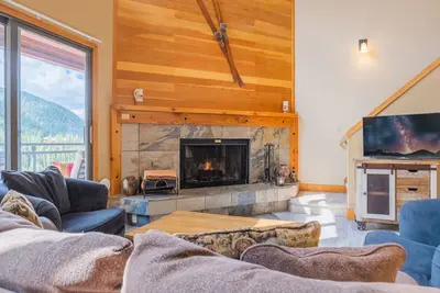 Image de Nouveau spacieux Remodel, 2 Bdr + 2 Ba Condo, Minutes de Conf. Centre et pistes de ski!