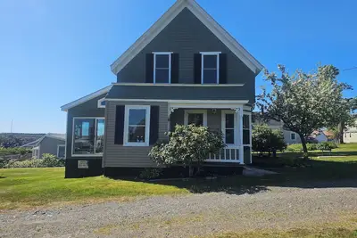 Image de Vues magnifiques sur l'eau, confortables et spacieuses! Marchez jusqu'aux restaurants / pubs et plages! !