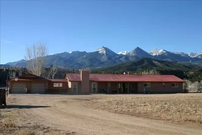 Image de Ranch espagnol sur la rivière Arkansas - profitez de la rivière qui se précipite depuis le bain à remous!