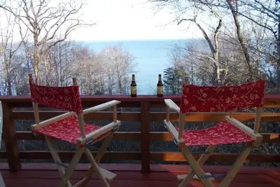 Image de Cabine au bord de la rivière, ravissante et rénovée, parfaite pour une escapade réussie!