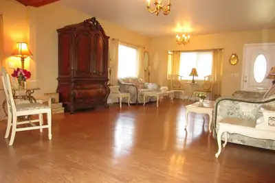 Image de Maison élégante et spacieuse! ! 5 chambres et 3 salles de bain, 15 min. à U of O, 15 personnes, 150 $. 00