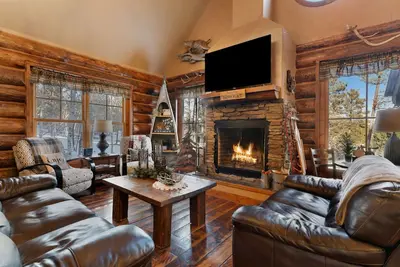 Image de Nouvelle cabane en rondins près de Deadwood pour 14 personnes! Bain à remous, 2 foyers, accès à la piscine!