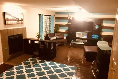 Image de Westside El Paso Belle grande maison beaucoup d'avantages Cour arrière agréable et contemporaine