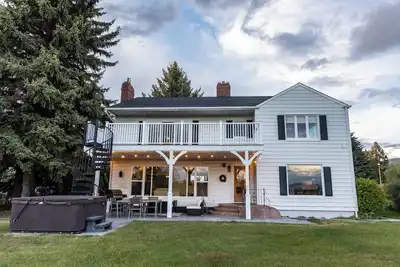 Image de Maison de luxe située sur le parcours de golf de la Butte Country Club. Une vue imprenable!