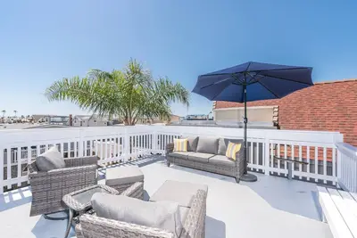 Escapade au bord de la plage à l'étage avec A / C, terrasse sur le toit et balcon - Vues panoramiques!