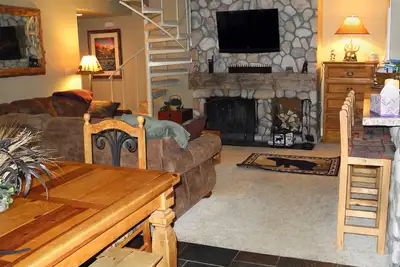 Image de Magnifiquement amélioré 2br / 2 Bath Plus Loft Condo sans frais de nettoyage!