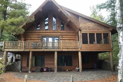 Image de Log Cabin sur le magnifique lac Howard.