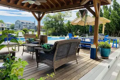 Image de Belle maison de plage Waterfront. Piscine, cabane, canal et canoë, bateau à aubes.