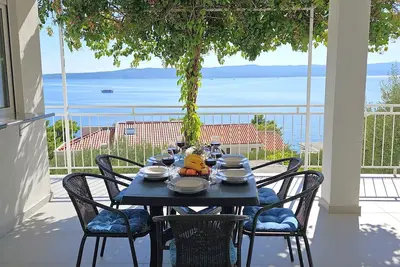 Seaview Apartment just 150m from the beach, Large Terrace