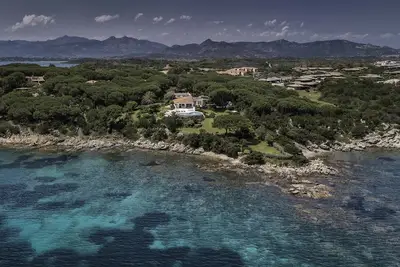 Image de Propriété riveraine sur un domaine privé avec vue sur la mer et accès direct à la plage