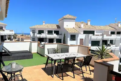 Image de Penthouse à proximité des restaurants avec une vue fantastique sur les collines et la mer