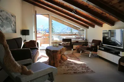 Image de troisième confortable appartement mansardé 5 pièces avec vue sur le Cervin