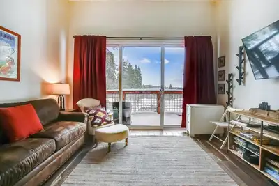 Image de Emplacement PRIVILÉGIÉ! Le loft Tahoe Donner à deux pas de la station de ski alpin, idéal pour les randonnées estivales. Récemment rénové. Toutes les commodités incluses! Accès et laissez-passer pour la natation, le golf, la randonnée, le tennis et plu.