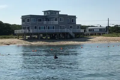 Image de Maison de plage juste sur l'eau \/ Vues spectaculaires \/ Taux de chute de la plage privée de 7 cac