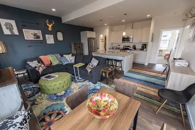 Image de Eastside Hipster Hip New Condo près du centre-ville