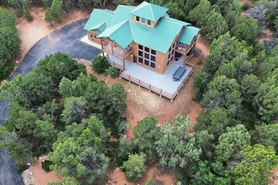 Image de Cabane en rondins de luxe dans les monts Zion, intimité, accès à la piscine, 10 min. à Sion