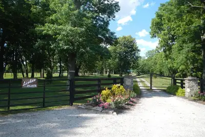 Image de Linden Place est une nouvelle cabane fermée située au milieu de Bluegrass Horse Farms