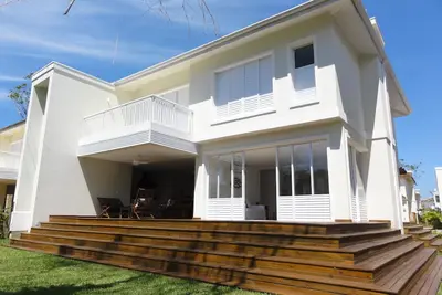 Image de Bon goût au Roots of Juquehy Condominium, à un pâté de maisons de la plage