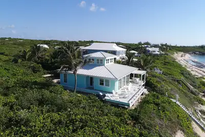 Image de Charmante maison en bord de mer: vues spectaculaires, vaste pont, emplacement central