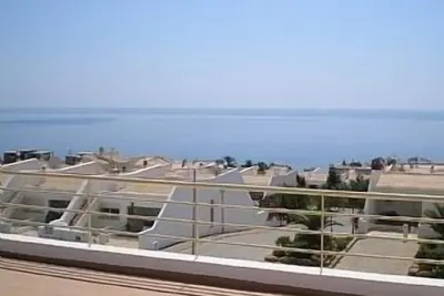 Image de Hébergement de luxe moderne avec vue imprenable sur la mer