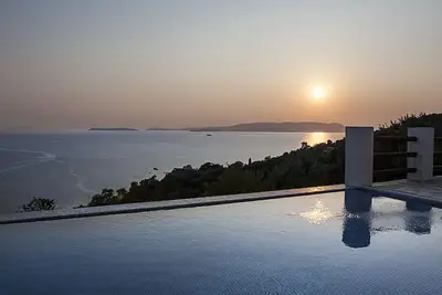 Image de Superbe vue panoramique de la piscine villa -nō près neighbours- marcher vers les plages