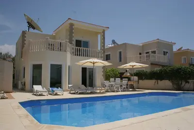 Image de Luxe Trois Chambres Maison avec piscine privée, jardin et barbecue