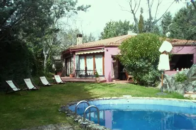 Image de Belle maison unique à El Escorial, piscine, Wifi, avec des arbres indigènes