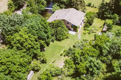Image de maison avec grand jardin, montagne léonienne