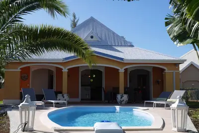 Image de Villa de charme avec piscine neuve, décoration soignée, résidence sécurisée