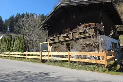 Image de Ellmau: maison de vacances pittoresque, à 350 m du chemin de fer de montagne dans le village de montagne médecin