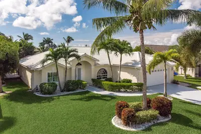 Image de Magnifique villa avec piscine et jacuzzi, orientée sud, au bord du canal, golf