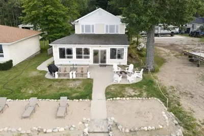 Image de Brenda's Beach House (Woody'S) - Plage de sable, fond du lac en pente douce.
