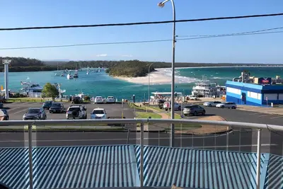 Image de Quelle vue Huskisson - Mean What a View en français. Le seul endroit où séjourner