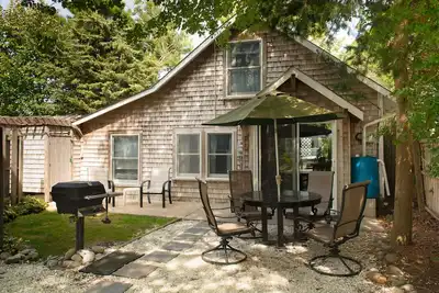 Image de Location Ă la semaine et au mois disponible dans Cozy, Backyard Cottage