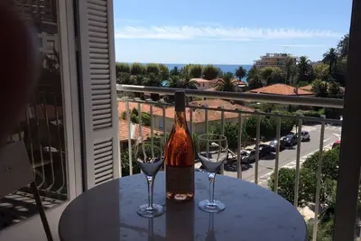 Image de Bel appartement à Menton avec une Vue Mer! Grande Bébés!